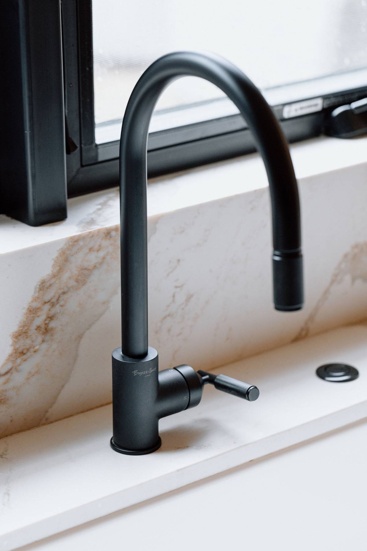KITCHEN FAUCET / PULL-OUT WITH DUAL SPRAY / LINEAR / WELDERS BLACK - Image 2