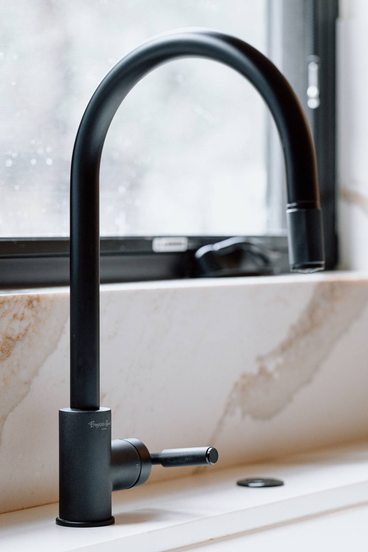 KITCHEN FAUCET / PULL-OUT WITH DUAL SPRAY / LINEAR / WELDERS BLACK - Image 3