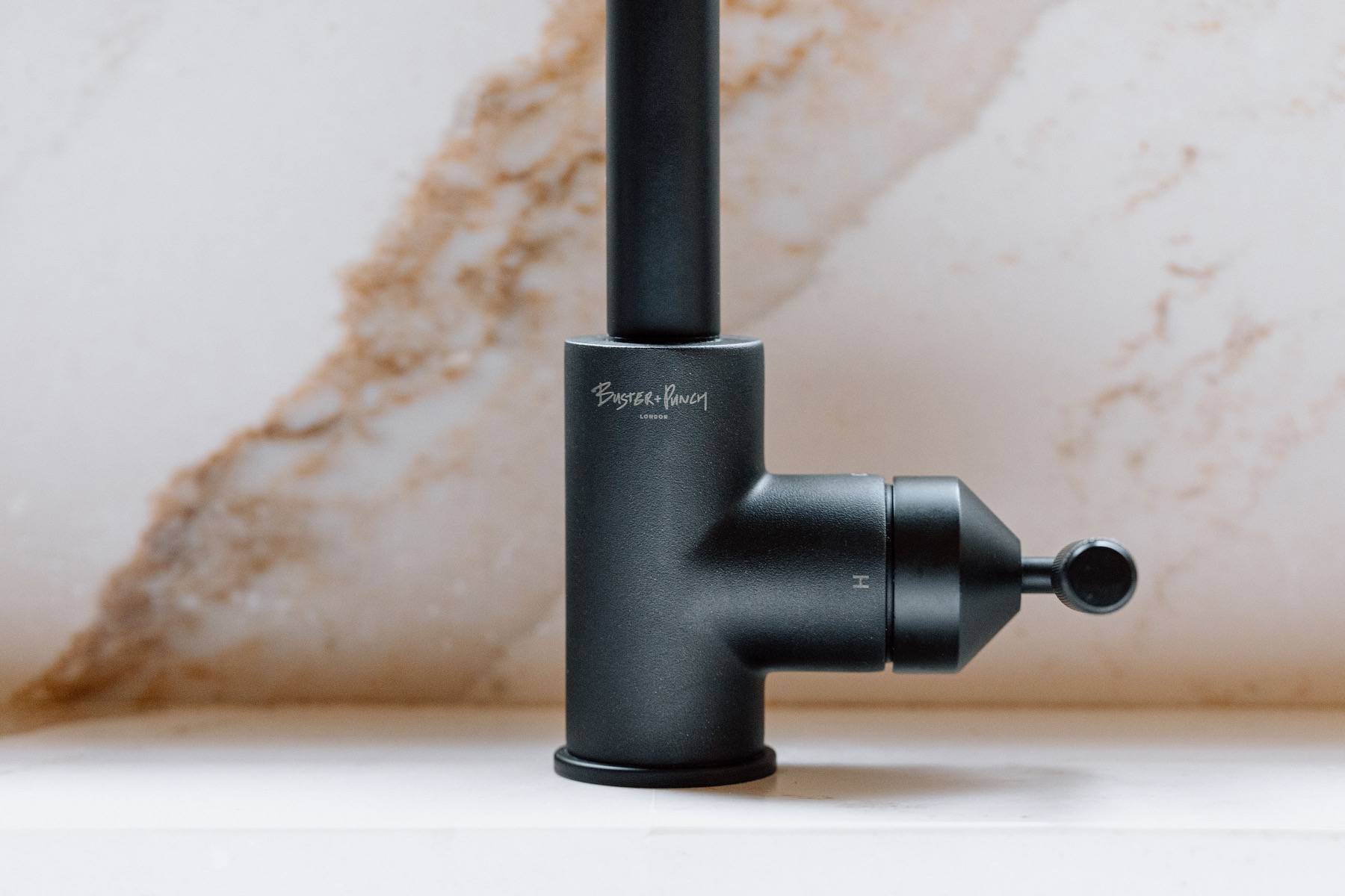 KITCHEN FAUCET / PULL-OUT WITH DUAL SPRAY / LINEAR / WELDERS BLACK - Image 4