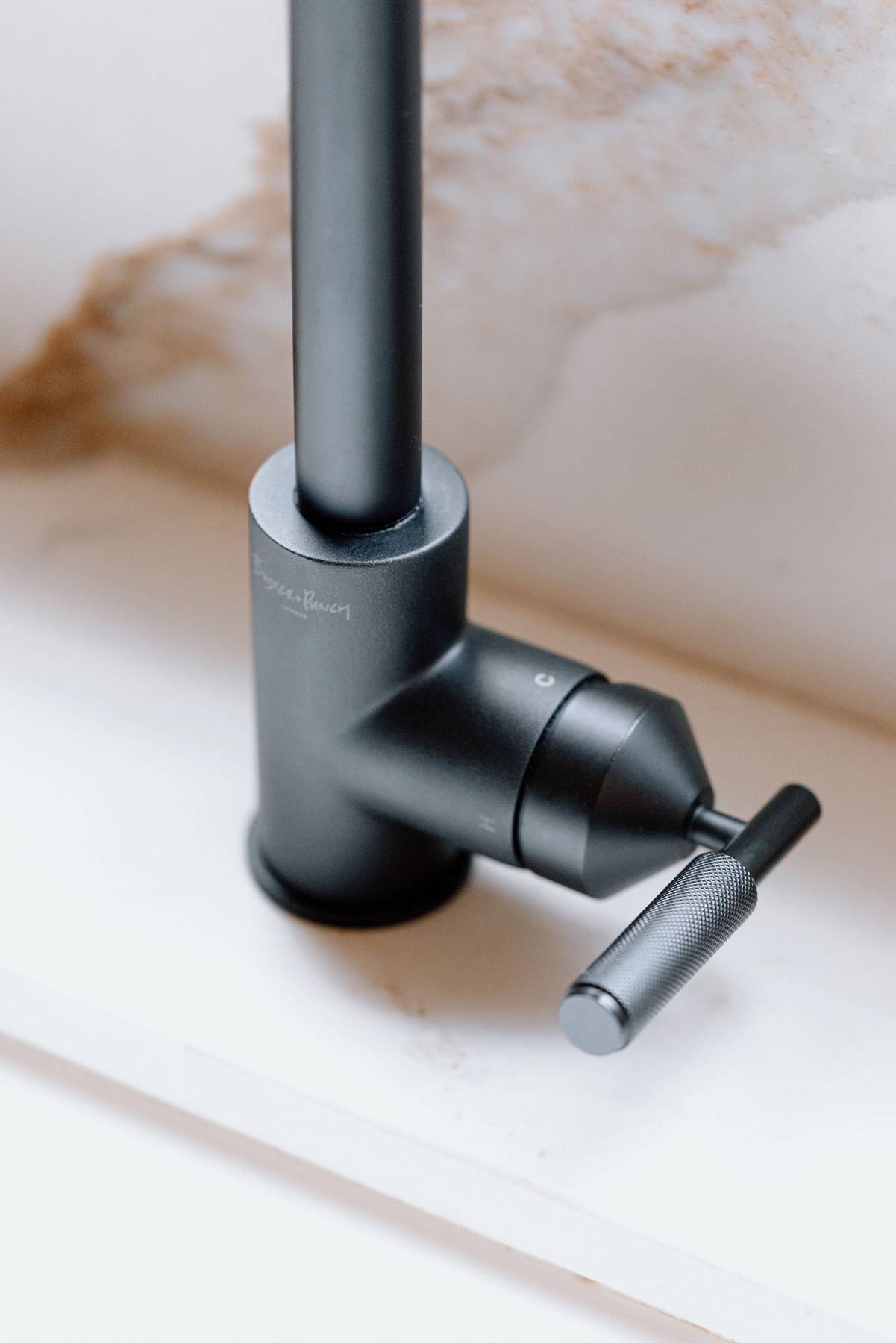 KITCHEN FAUCET / PULL-OUT WITH DUAL SPRAY / LINEAR / WELDERS BLACK - Image 5