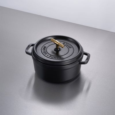COCOTTE / 9.45 INCHES / CROSS / STAUB / BLACK / BRASS