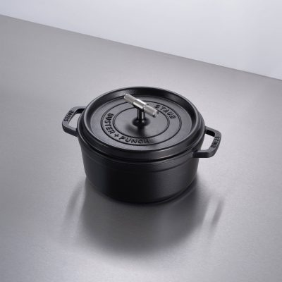 COCOTTE / 9.45 INCHES / CROSS / STAUB / BLACK / STEEL