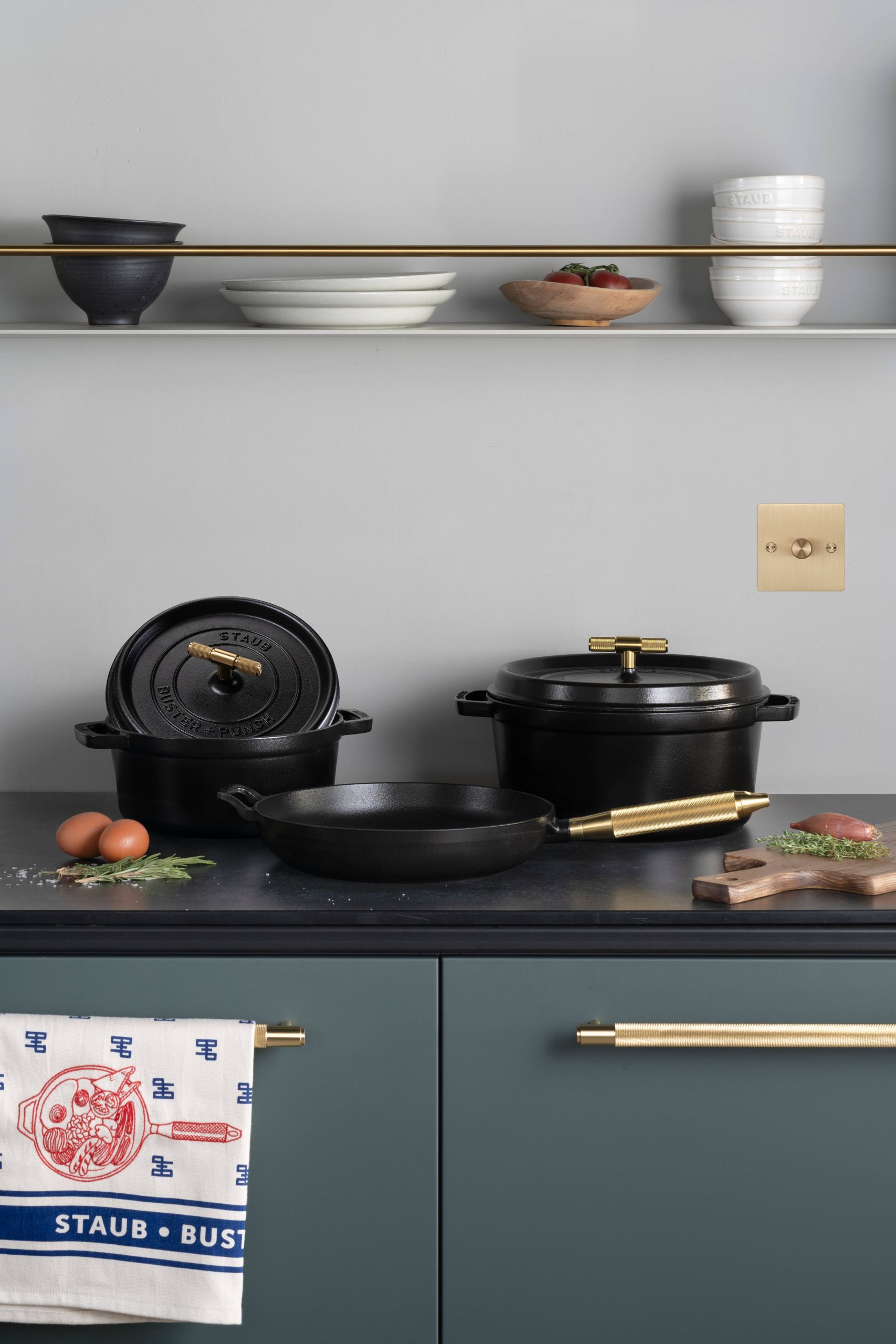 COCOTTE / 11.02 INCHES / CROSS / STAUB / BLACK / BRASS - Image 3