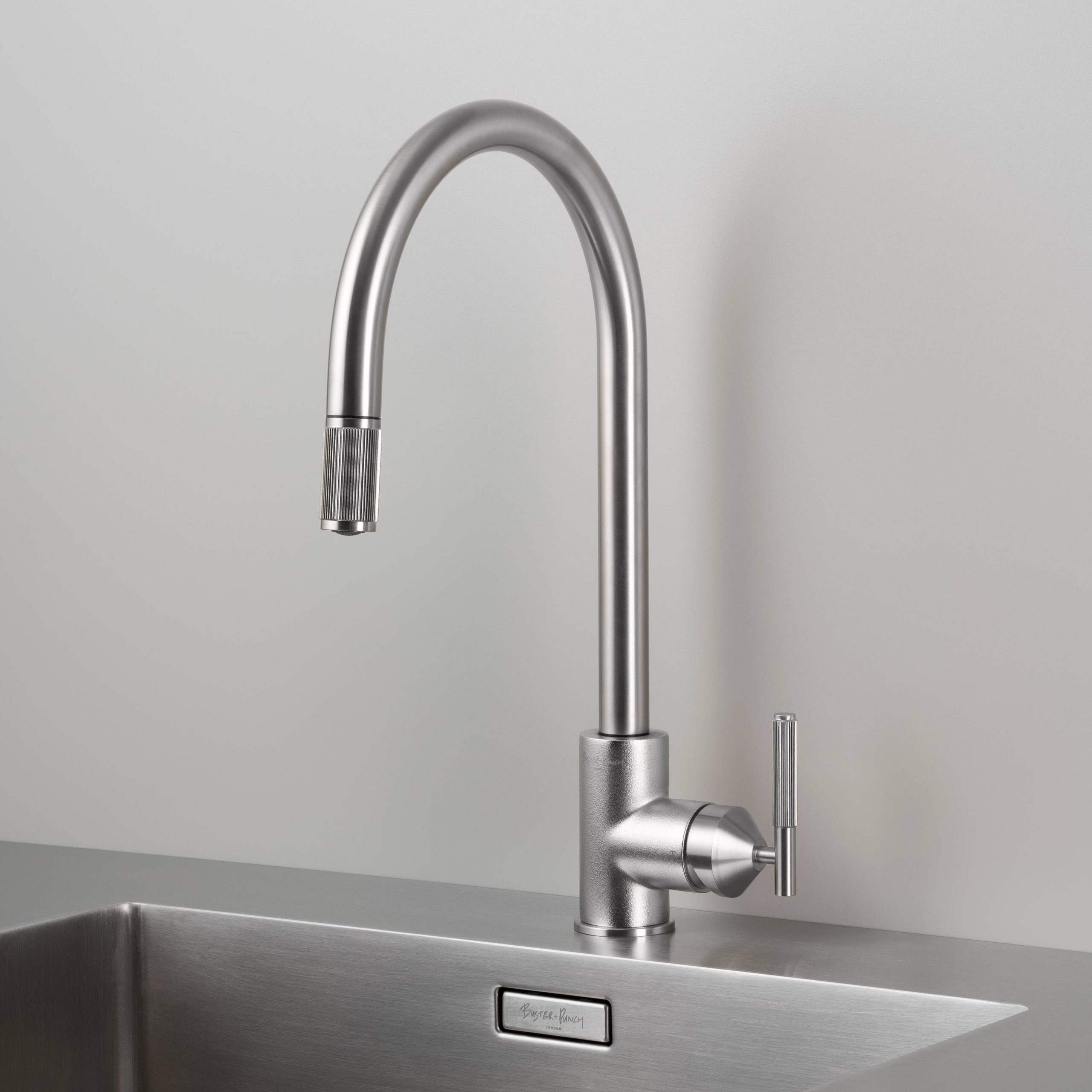 KITCHEN FAUCET / PULL-OUT MIXER / LINEAR / STEEL