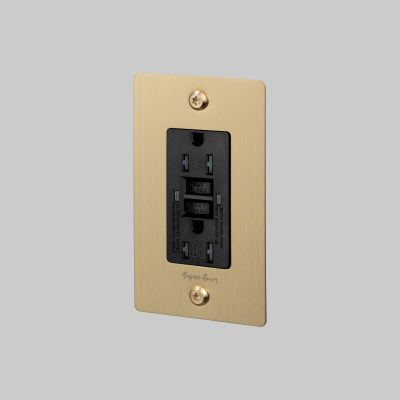 1G DUPLEX OUTLET / GFCI / LINEAR / WITH LOGO / BRASS