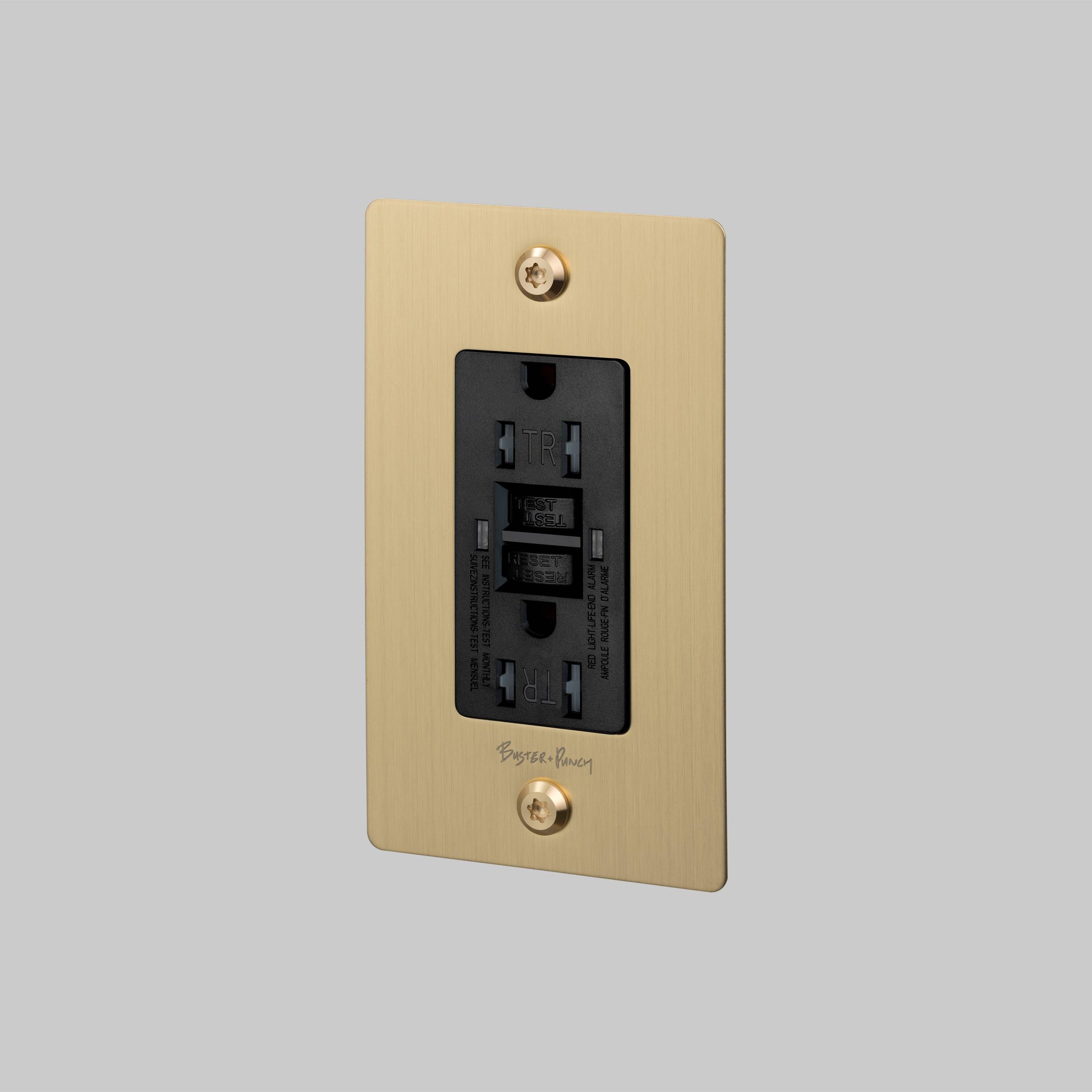 1G DUPLEX OUTLET / GFCI / LINEAR / WITH LOGO / BRASS