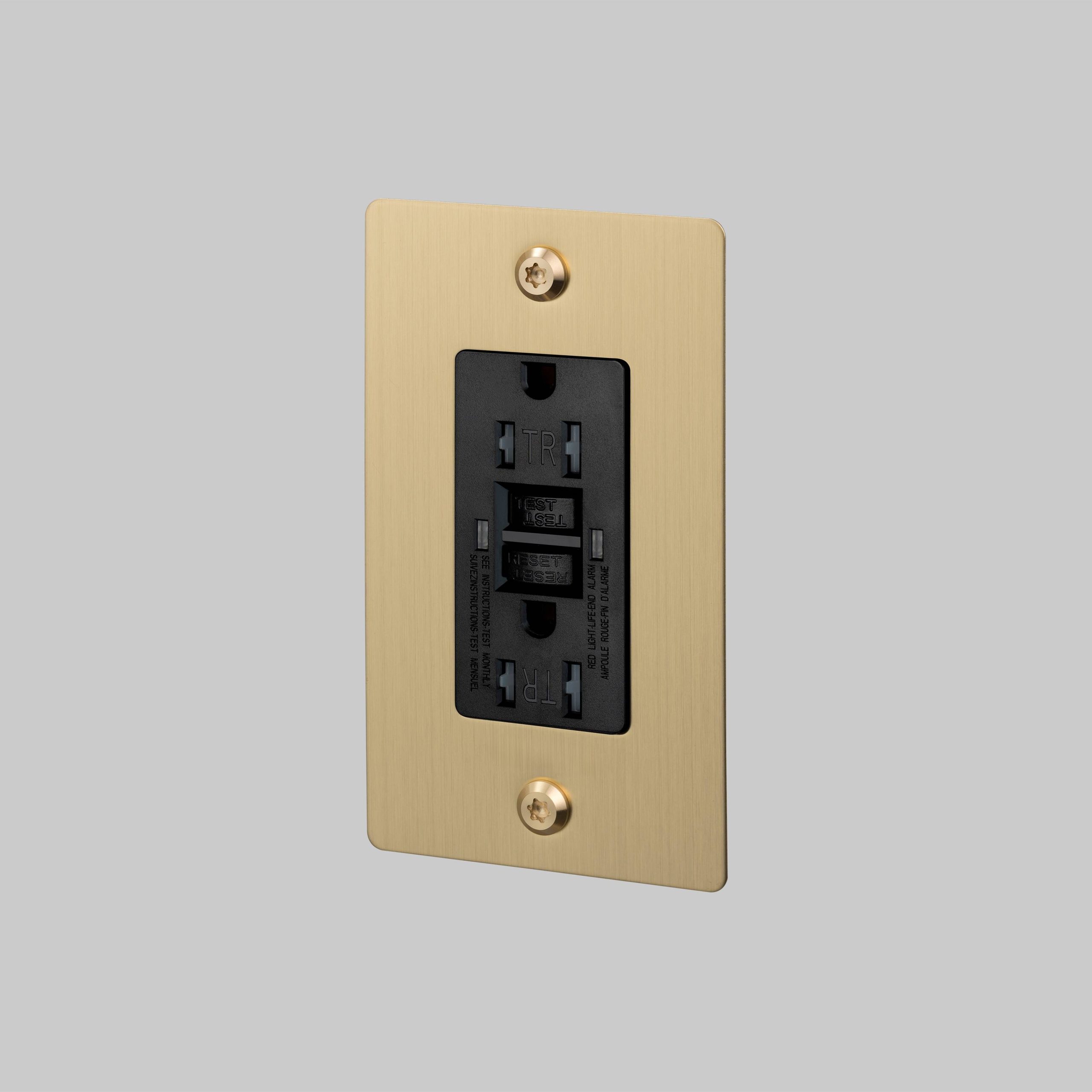 1G DUPLEX OUTLET / GFCI / LINEAR / WITHOUT LOGO / BRASS