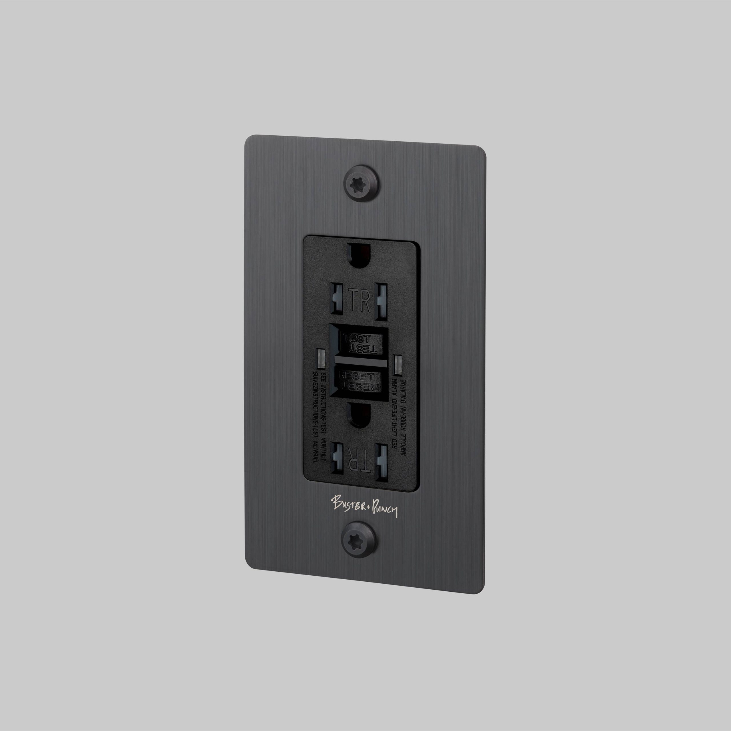 1G DUPLEX OUTLET / GFCI / LINEAR / WITH LOGO / SMOKED BRONZE