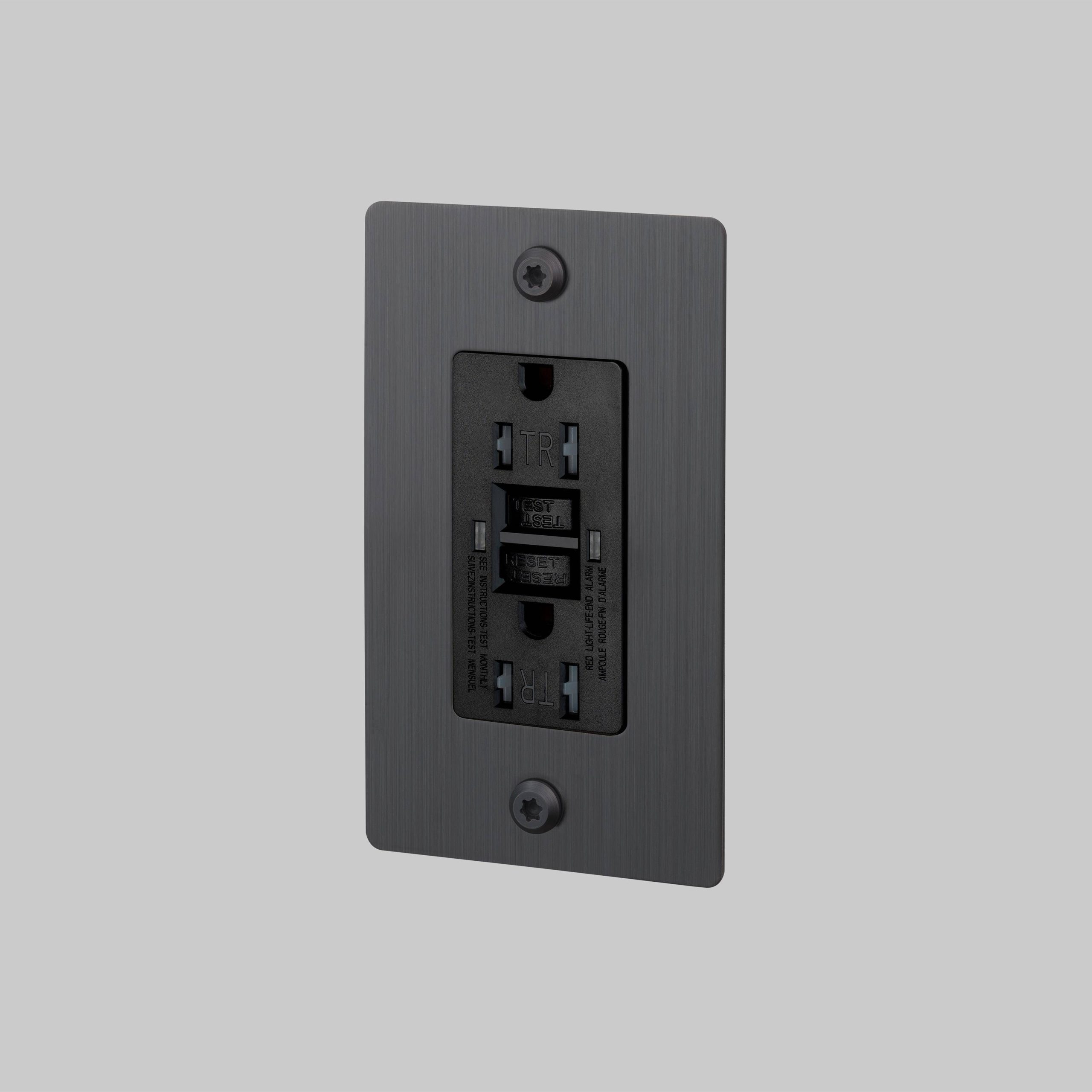 1G DUPLEX OUTLET / GFCI / LINEAR / WITHOUT LOGO / SMOKED BRONZE