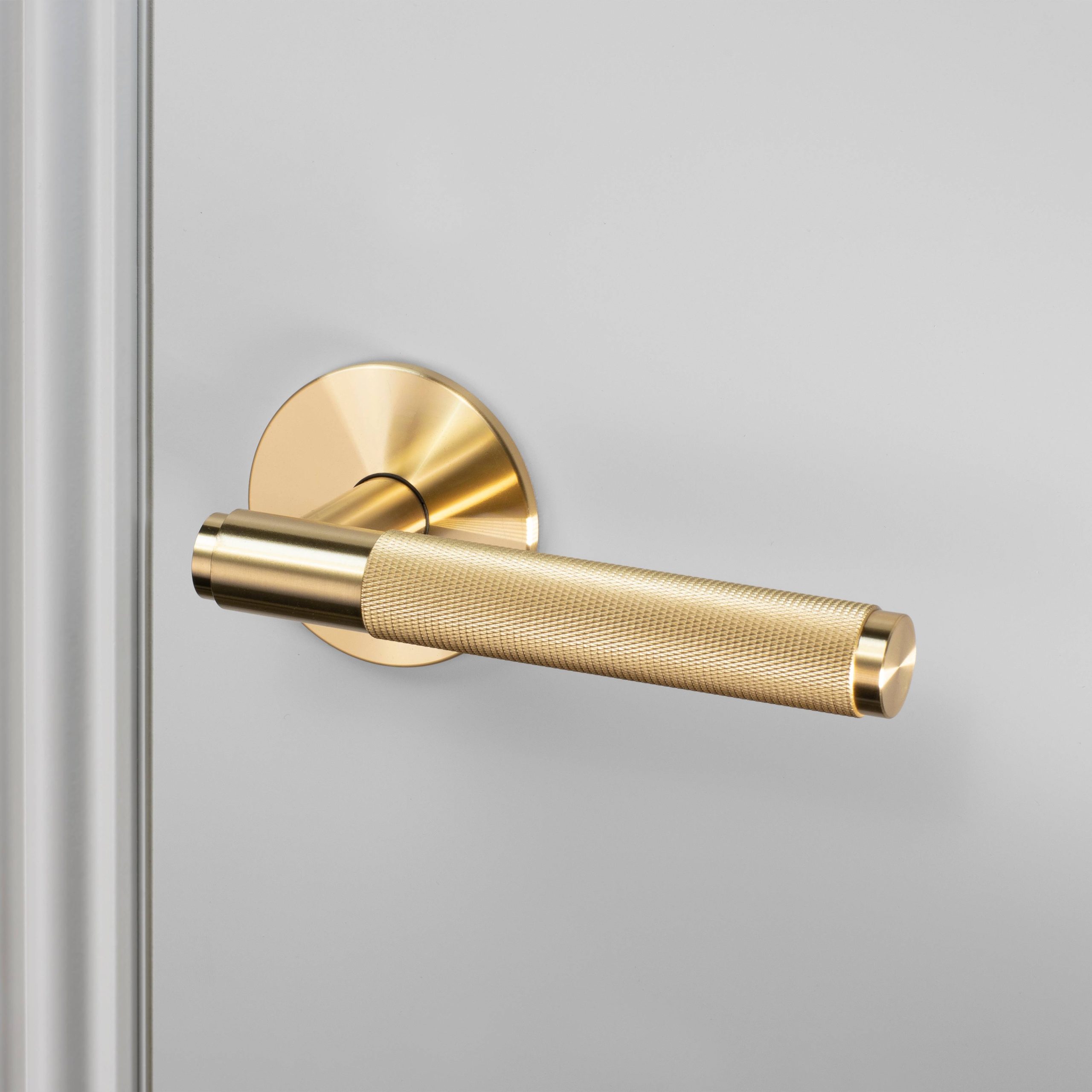 DOOR HANDLE SET / PASSAGE / CROSS / BRASS