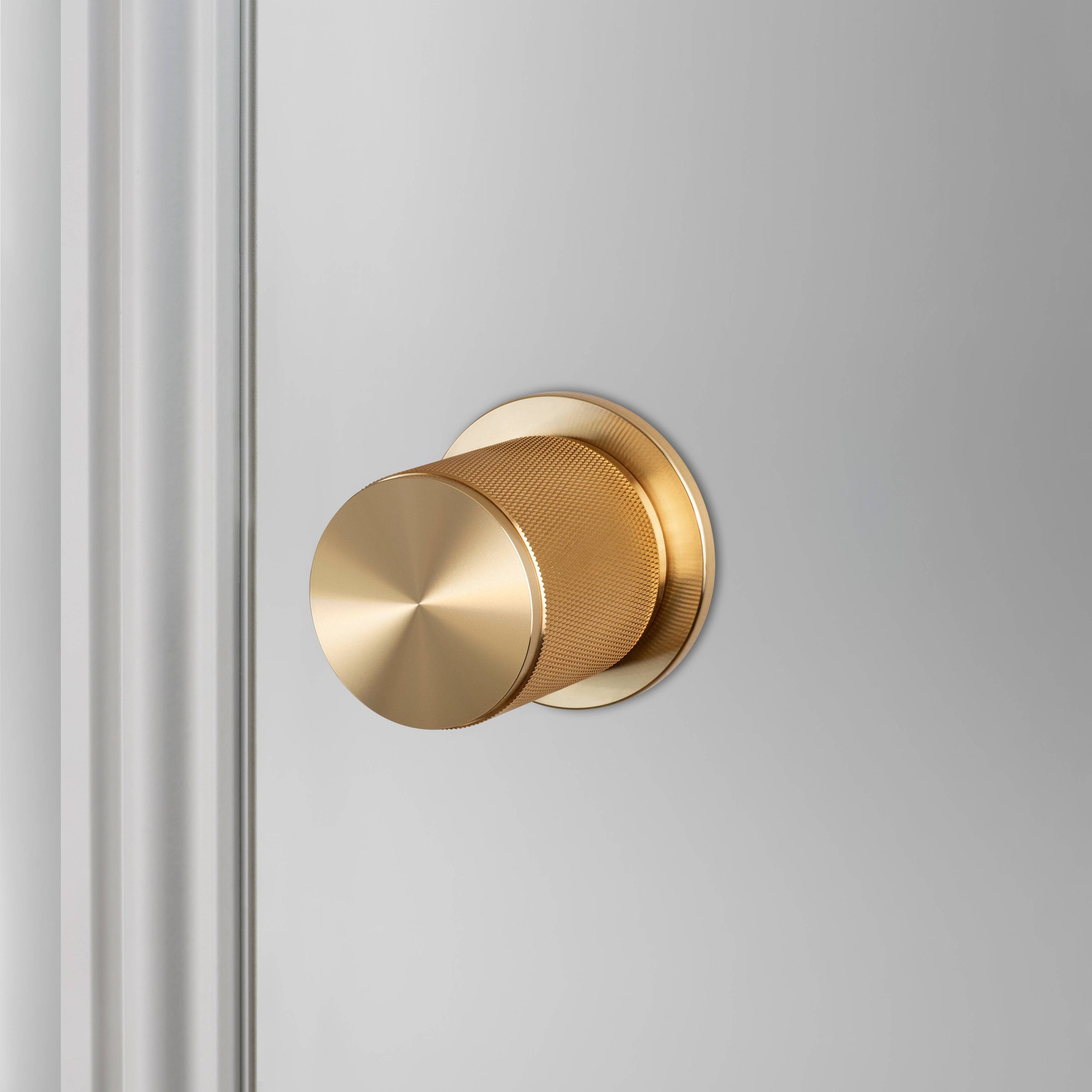 DOOR KNOB SET / PASSAGE / CROSS / BRASS