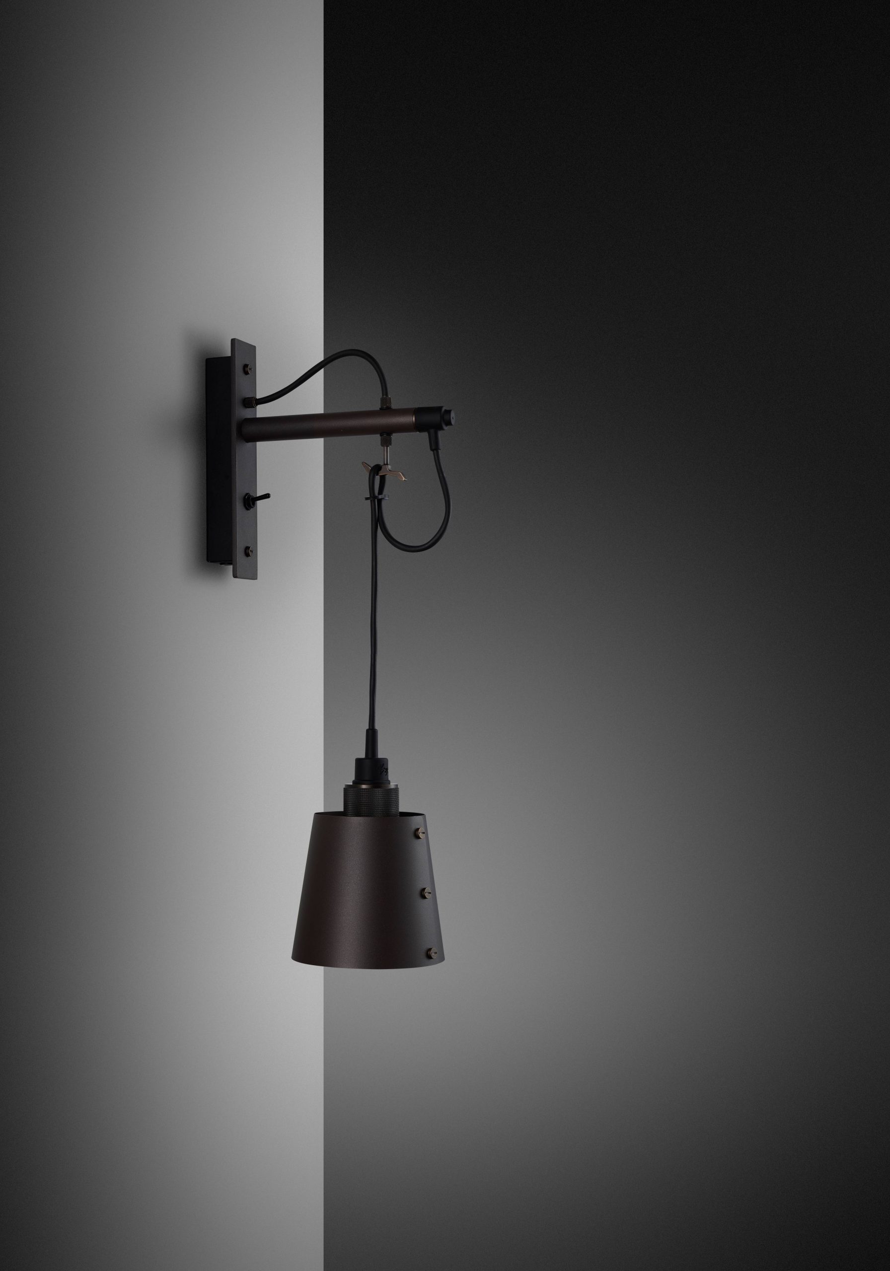 HOOKED WALL / CROSS / SMALL / GRAPHITE / SMOKED BRONZE