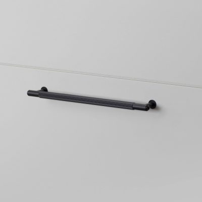 PULL BAR / LINEAR / MEDIUM / BLACK