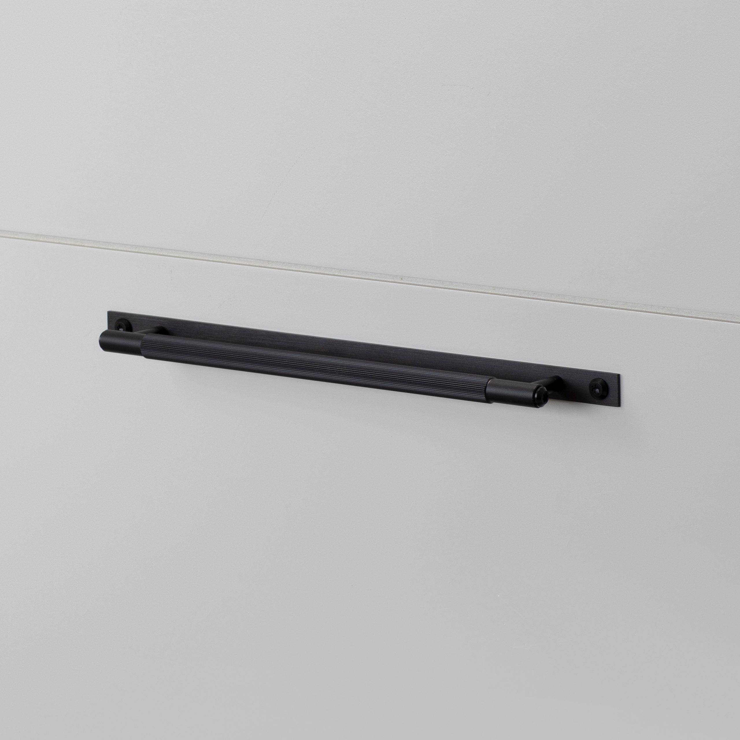 PULL BAR / PLATE / LINEAR / MEDIUM / BLACK