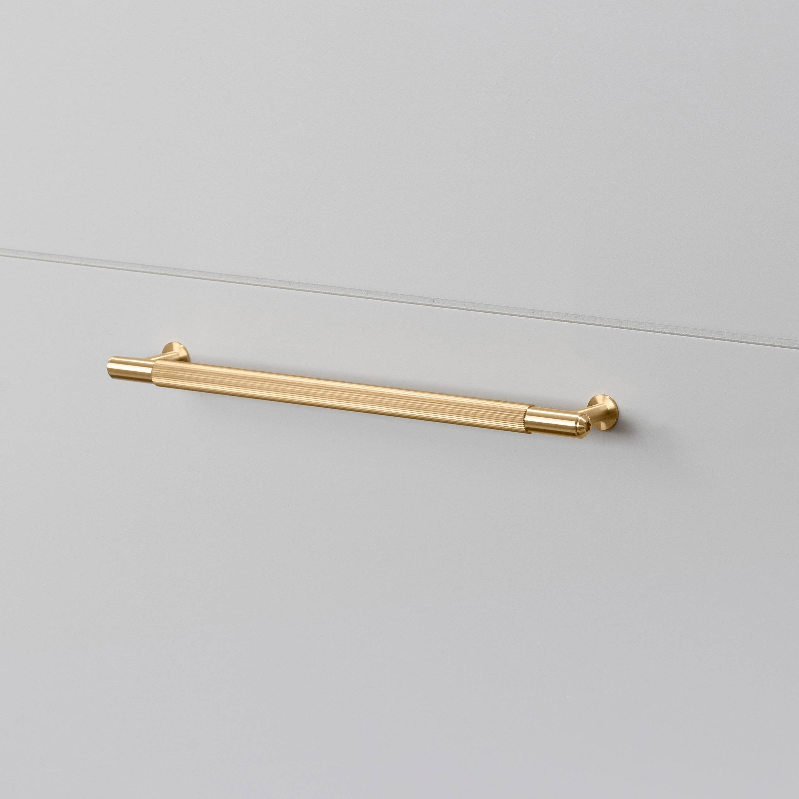PULL BAR / LINEAR / MEDIUM / BRASS